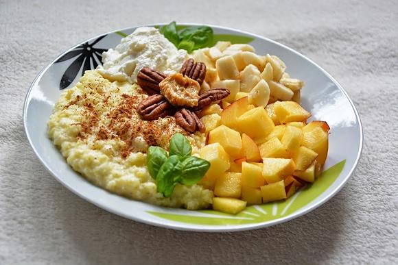 Kasza jaglana z cynamonem bananem nektarynką ricottą pecanami i masłem orzechowym