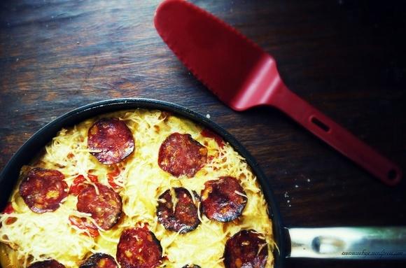 Hiszpańska tortilla ziemniaczana z chorizo i cebulą