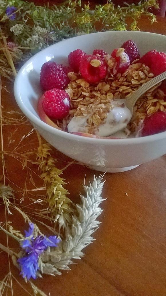 Cynamonowa granola z malinami i brzoskwinią