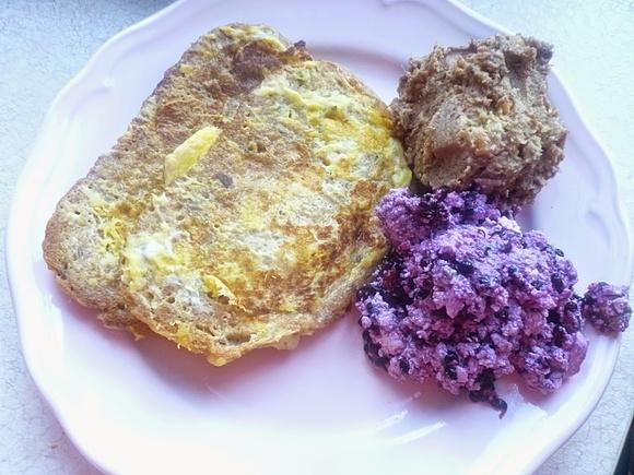 Dyniowe tosty francuskie z jeżynowym tofu i cynamonowym kremem z awokado