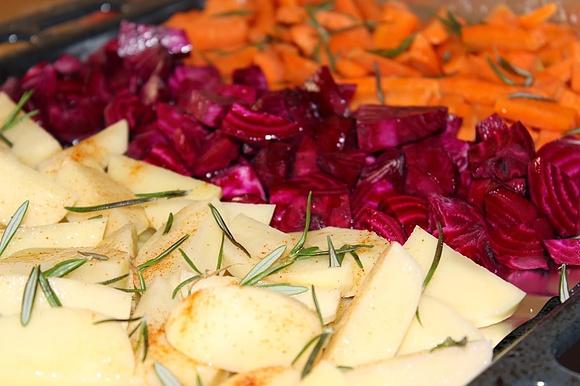 Pieczone warzywa z ziemniakami, marchewką i buraczkami