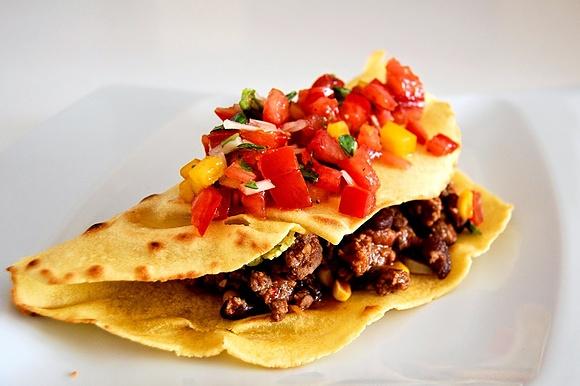 Meksykańskie tacos con carne z wołowiną i salsą