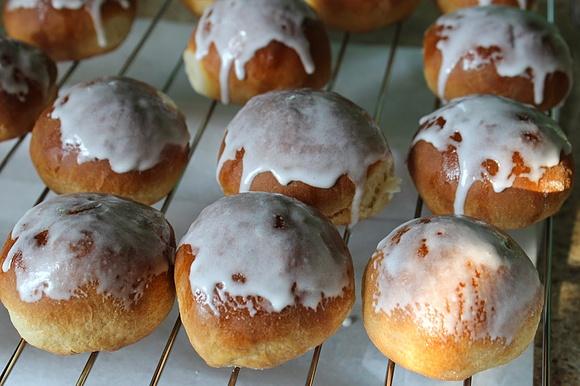 Drożdżówki z jabłkami i lukrem