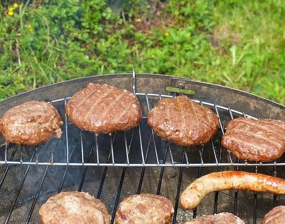 Domowe hamburgery i sos barbecue