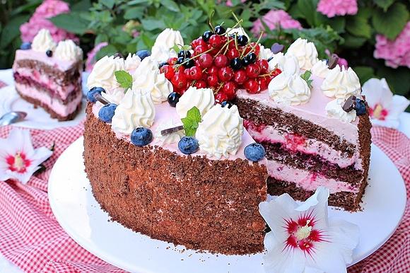 Tort czekoladowo porzeczkowy