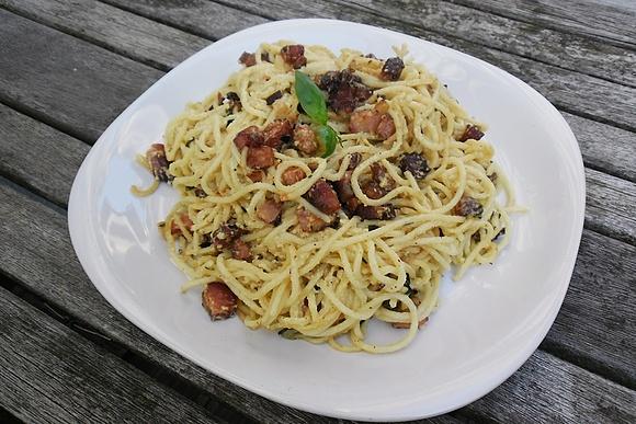 Spaghetti Carbonara – klasyczny włoski makaron z boczkiem i parmezanem