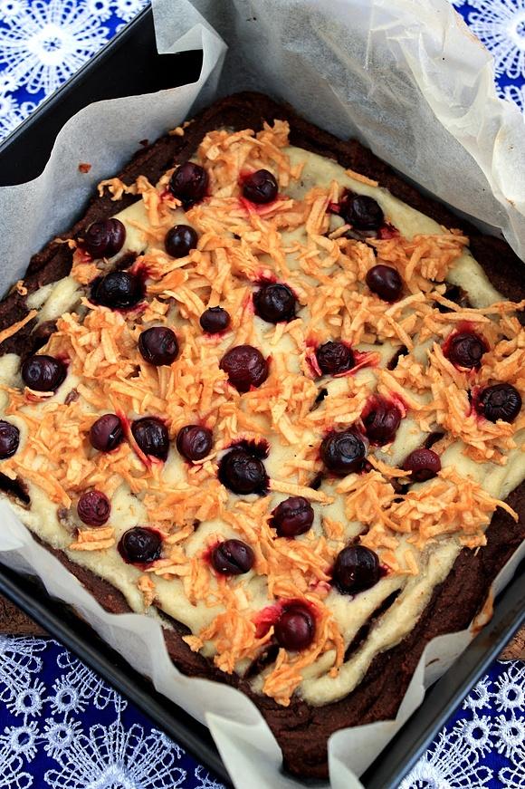 Wegańskie bezglutenowe brownie z jaglanym budyniem, borówkami i jabłkami