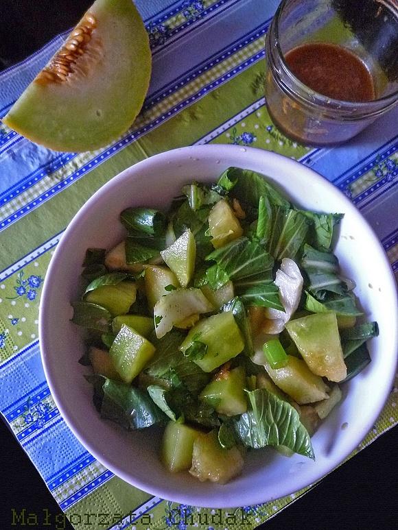 Zielona sałatka z azjatyckim dressingiem i pak choi