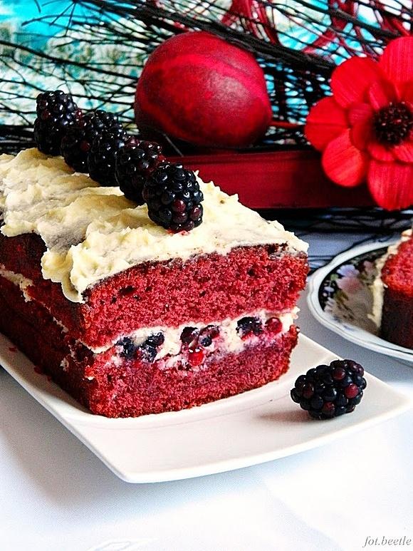 Red velvet cake z jeżynami
