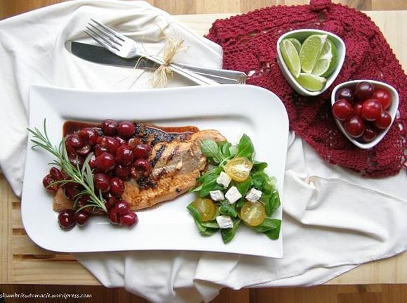 Grillowany filet z pstrąga z wiśniami i sosem balsamicznym