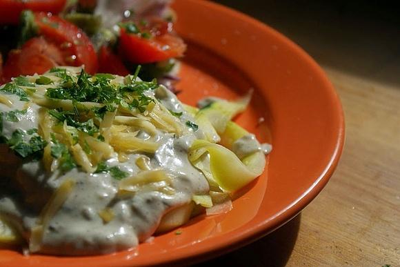 Spaghetti z cukinii z sosem śmietanowo-serowym