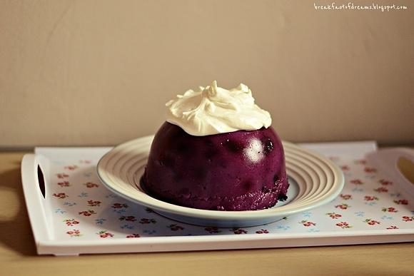 Fioletowy pudding jagodowy z kaszy manny i twarogiem