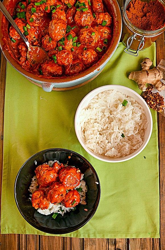 Pomidorowo-kokosowe curry z pulpecikami z indyka i cukinii