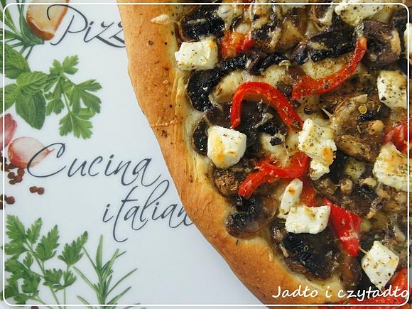 Pizza z serem feta i pieczarkami