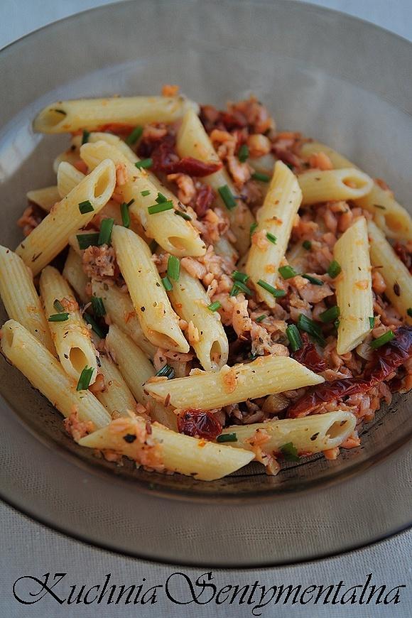Penne z wędzonym łososiem i suszonymi pomidorami