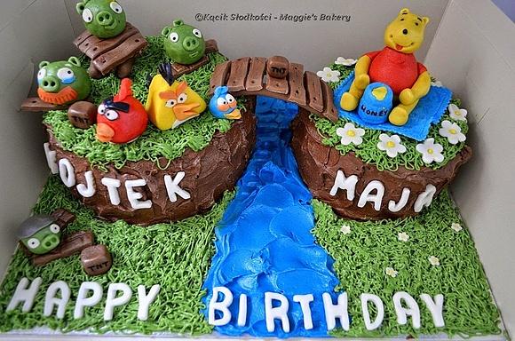 Tort kolorowy z angry birds kubusiem puchatkiem i świnkami