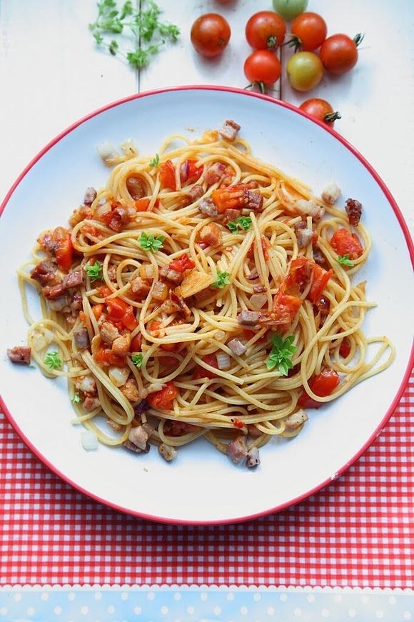 Spaghetti ze świeżymi pomidorami i wędzonym boczkiem