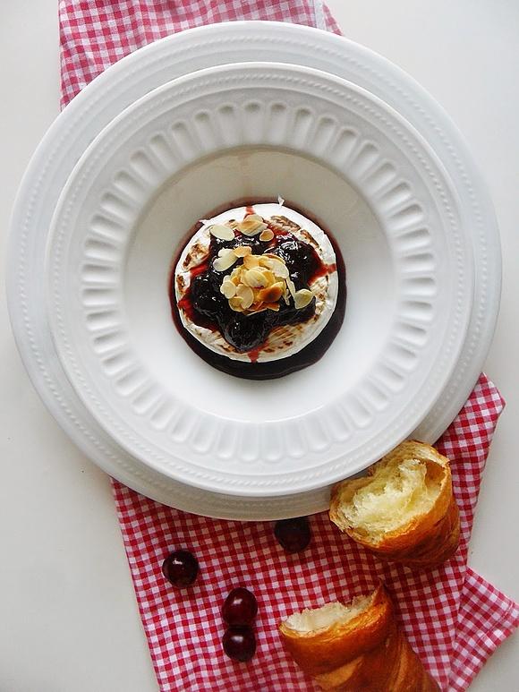 Grillowany camembert z sosem wiśniowym