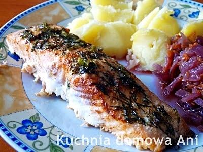 Pieczony łosoś z koperkiem i cytryną