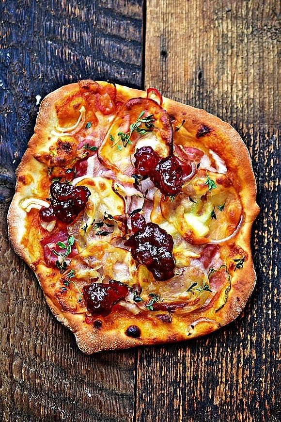 Pizza bacowska z boczkiem oscypkiem i żurawiną