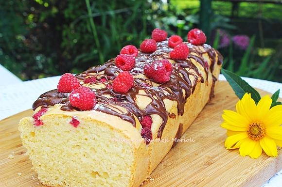 Babka piaskowa z malinami i czekoladą