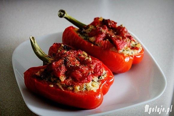 Papryka faszerowana kurczakiem, ryżem i pieczarkami