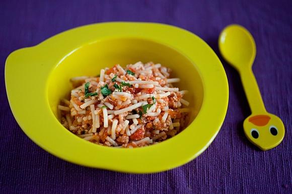 Spaghetti dla dziecka z mięsem mielonym i warzywami w sosie pomidorowym