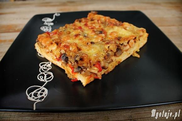 Domowa pizza z pieczarkami i kiełbasą