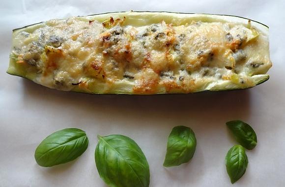 Cukinia faszerowana łososiem, porem i serem gorgonzola