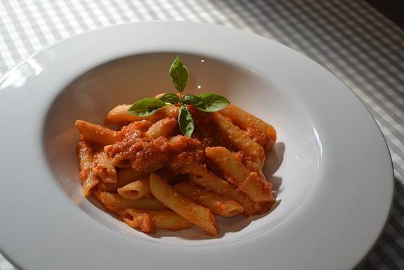 Penne z sosem pomidorowym i ricottą