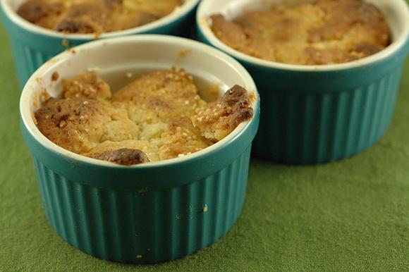 Cobbler z owocami bez glutenu mleka szybki deser z jabłkami