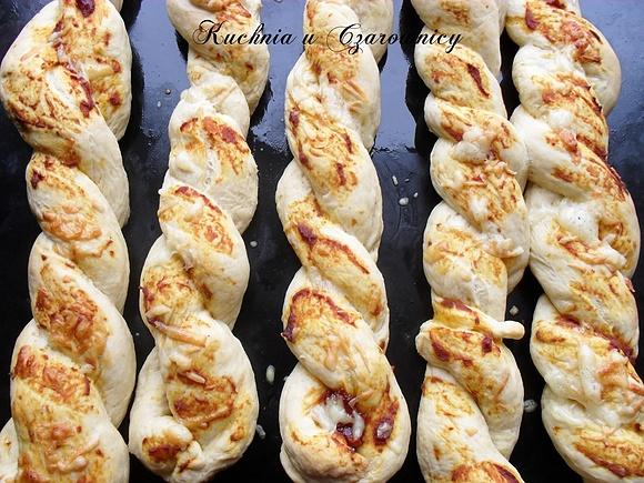 Paluchy drożdżowe pikantne w warkocze przypominające pizzę