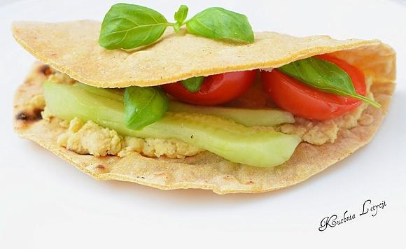 Tortilla razowo-kukurydziana z hummusem z ciecierzycy