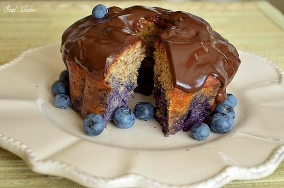 Zdrowa babka orzechowo-bananowa z borówkami i polentą czekoladową