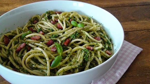 Spaghetti z pesto i boczkiem