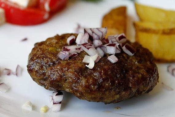 Srpska pljeskavica na ruszcie z cebulą i winogronowym bimbe rkiem