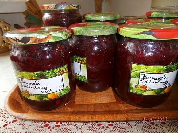 Sałatka z czerwonych buraczków z papryką i cebulą
