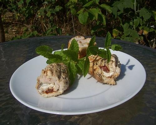 Grillowane roladki z kurczaka z fetą i suszonymi pomidorami