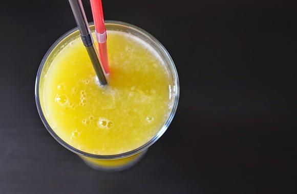 Smoothies z mango i ogórka na zielonej herbacie