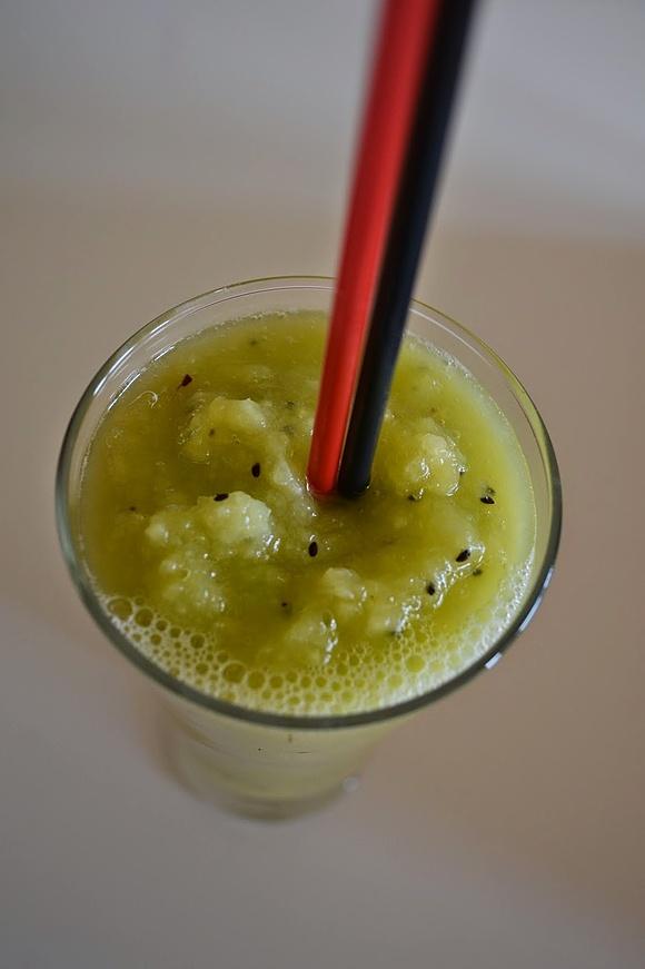 Smoothie z mango, melona i kiwi