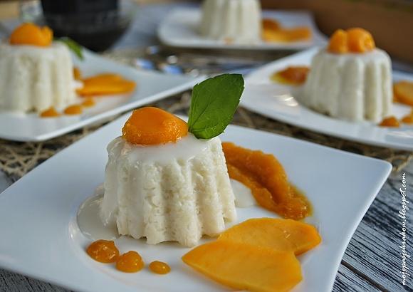 Orientalny ryżowo-kokosowy deser z mango