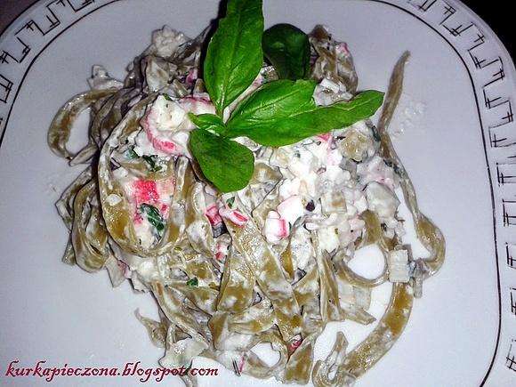 Makaron z surimi, cebulą, czosnkiem i śmietaną