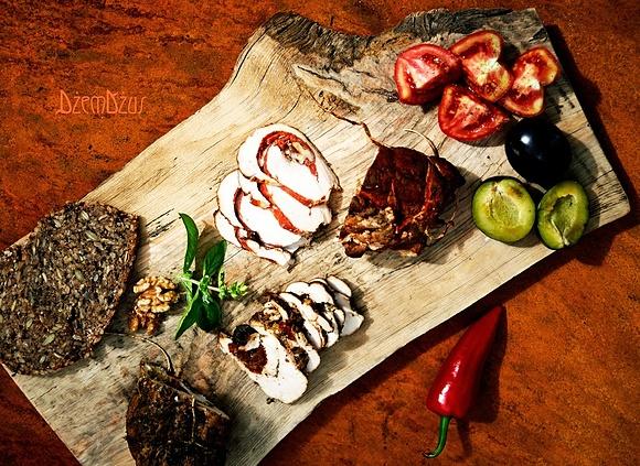 Hiszpańsko-włoski danie z piersi z kurczaka grillowanej z oliwkami chorizo i suszonymi pomidorami