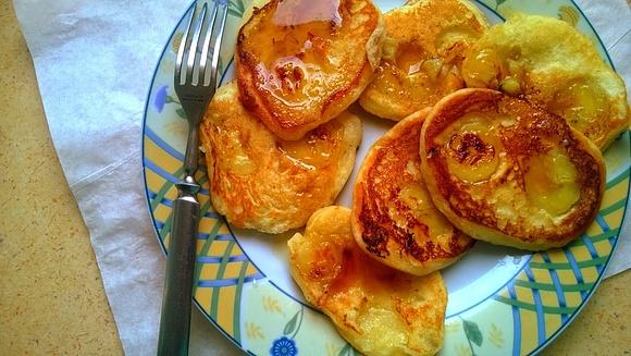 Pancakes z bananami i syropem klonowym