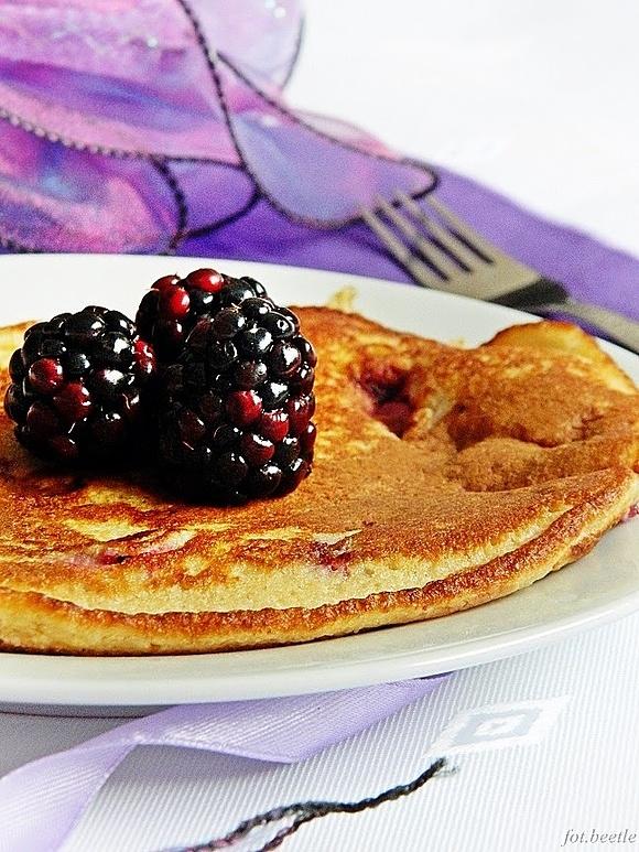 Omlet otrębowy z jeżynami