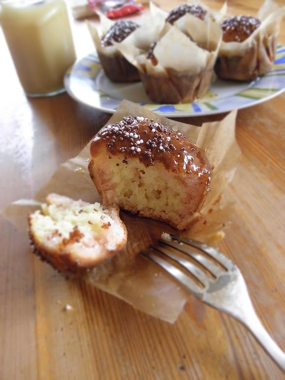Dwukolorowe muffiny malinowo-cytrynowe z sosem karmelowym