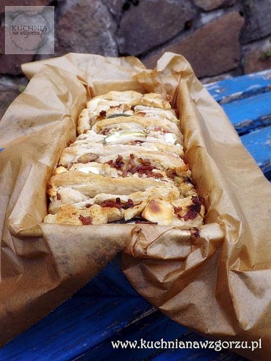 Odrywana drożdżówka wytrawna z fetą i cukinią