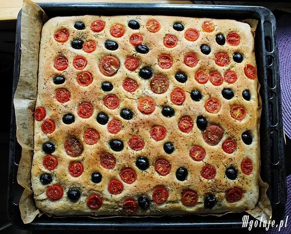 Focaccia z oliwkami i pomidorami koktajlowymi na grill
