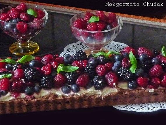 Tarta z kremem bazyliowym i owocami lata