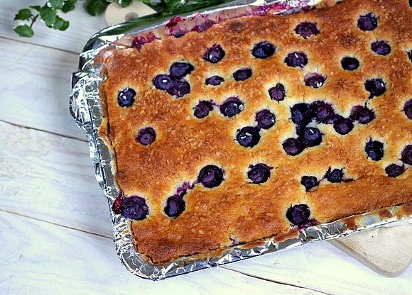 Ciasto kokosowe z borówkami – łatwy przepis na deser